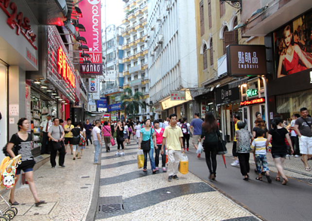 Growth in retail receipts falls to lowest since 2004
