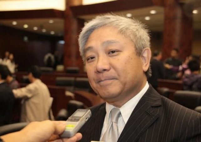 Macau casinos insist on smoking lounges