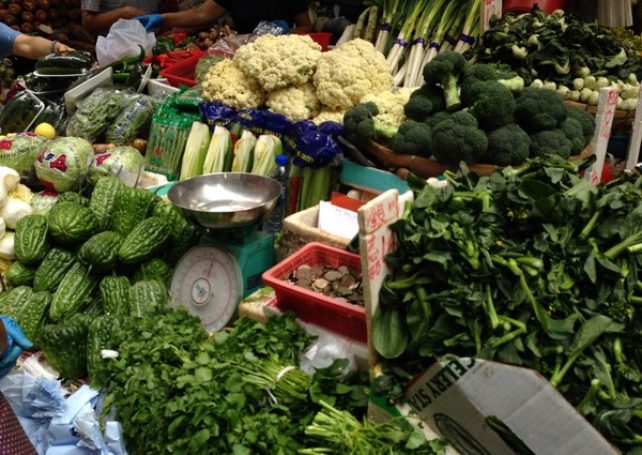 Six eateries and two stalls busted for serving smuggled food in Macau