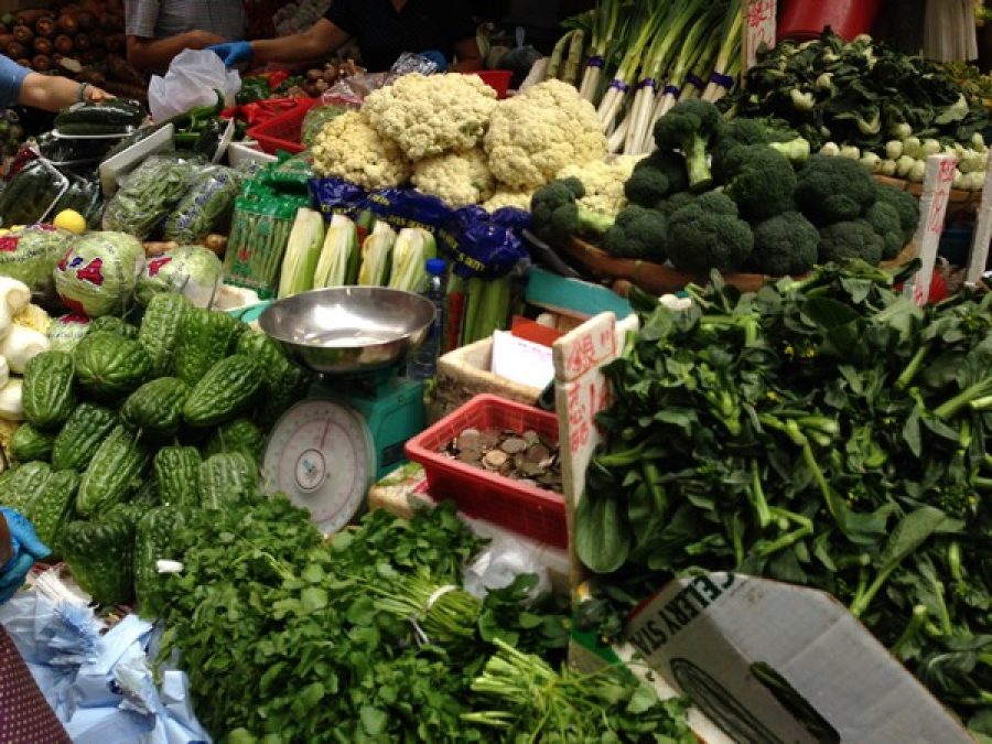 Six eateries and two stalls busted for serving smuggled food in Macau
