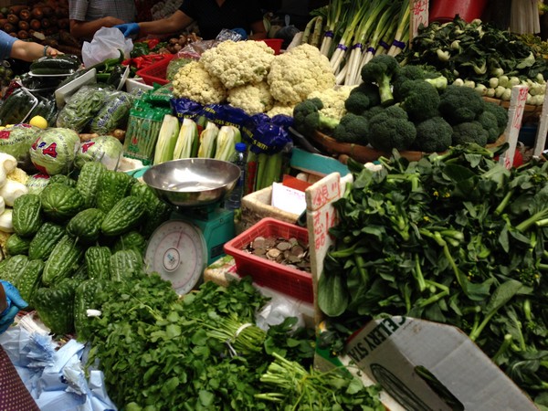 Six eateries and two stalls busted for serving smuggled food in Macau