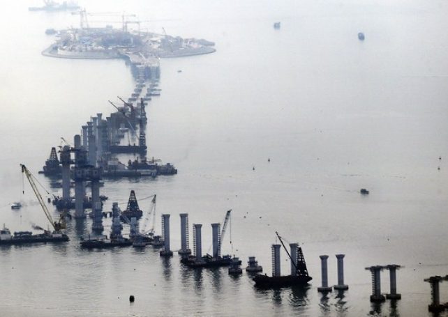 Contractors say deadline for Hong Kong-Zhuhai-Macau bridge is unconvincing