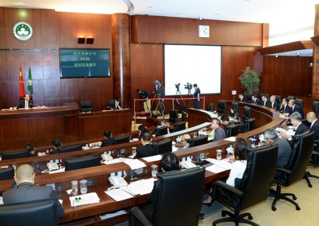 Govt says still discussing price with natural gas provider