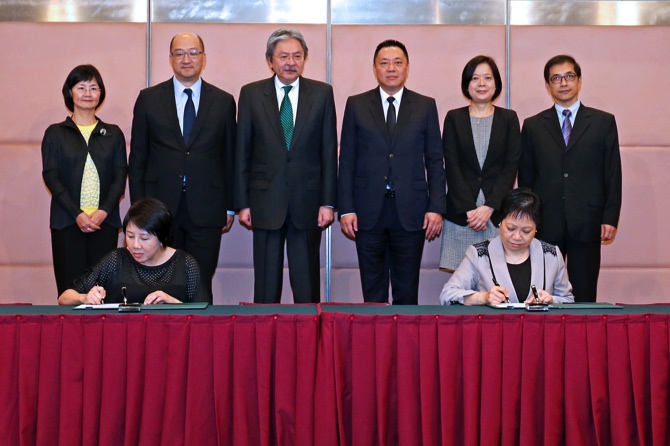 Macau and Hong Kong sign CEPA agreement