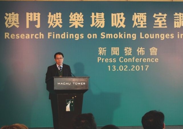 60 percent of casino workers back smoking lounges