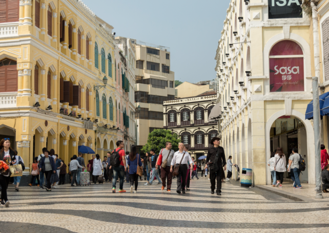 April visitors rise 11 percent to 2.7 million