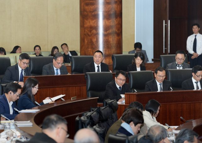 Lawmakers pass a MOP 109.61 billion patacas record budget bill for 2018