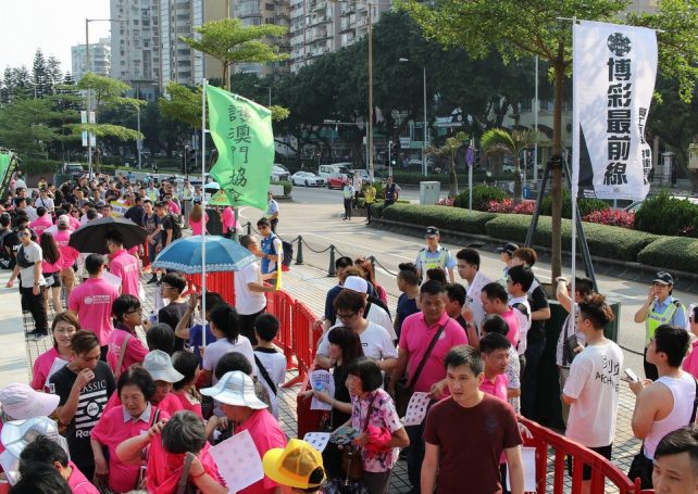 Amended bill requires citizens to notify the police before holding demonstrations