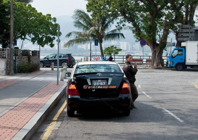 Government proposes cancelling taxi-driving licences after four violations