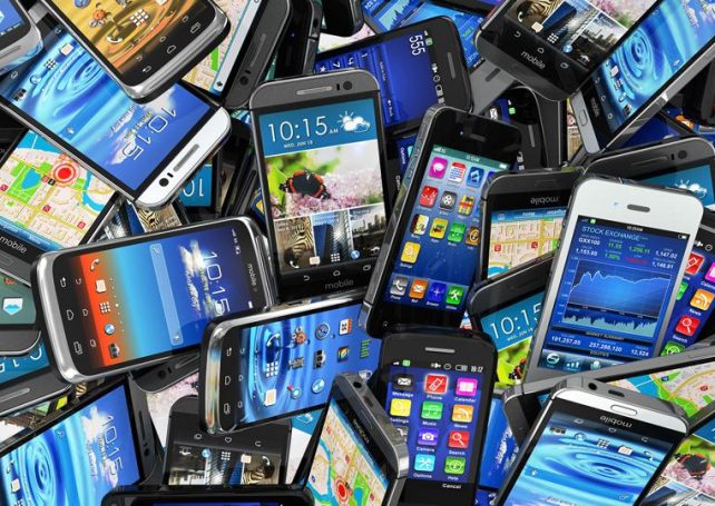 HK woman tells son to smuggle mobile phones to Zhuhai from Macau: report