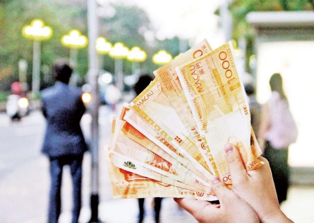 Handouts to rise to 10,000 patacas: report