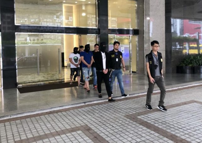 Trio cheats money changer out of about 500,000 yuan with fake HK$ notes
