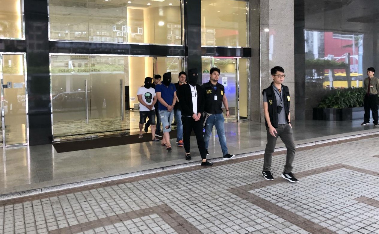 Trio cheats money changer out of about 500,000 yuan with fake HK$ notes