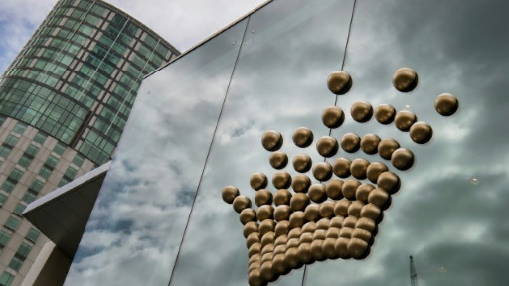 Melco buys 19.99 pct stake in Crown