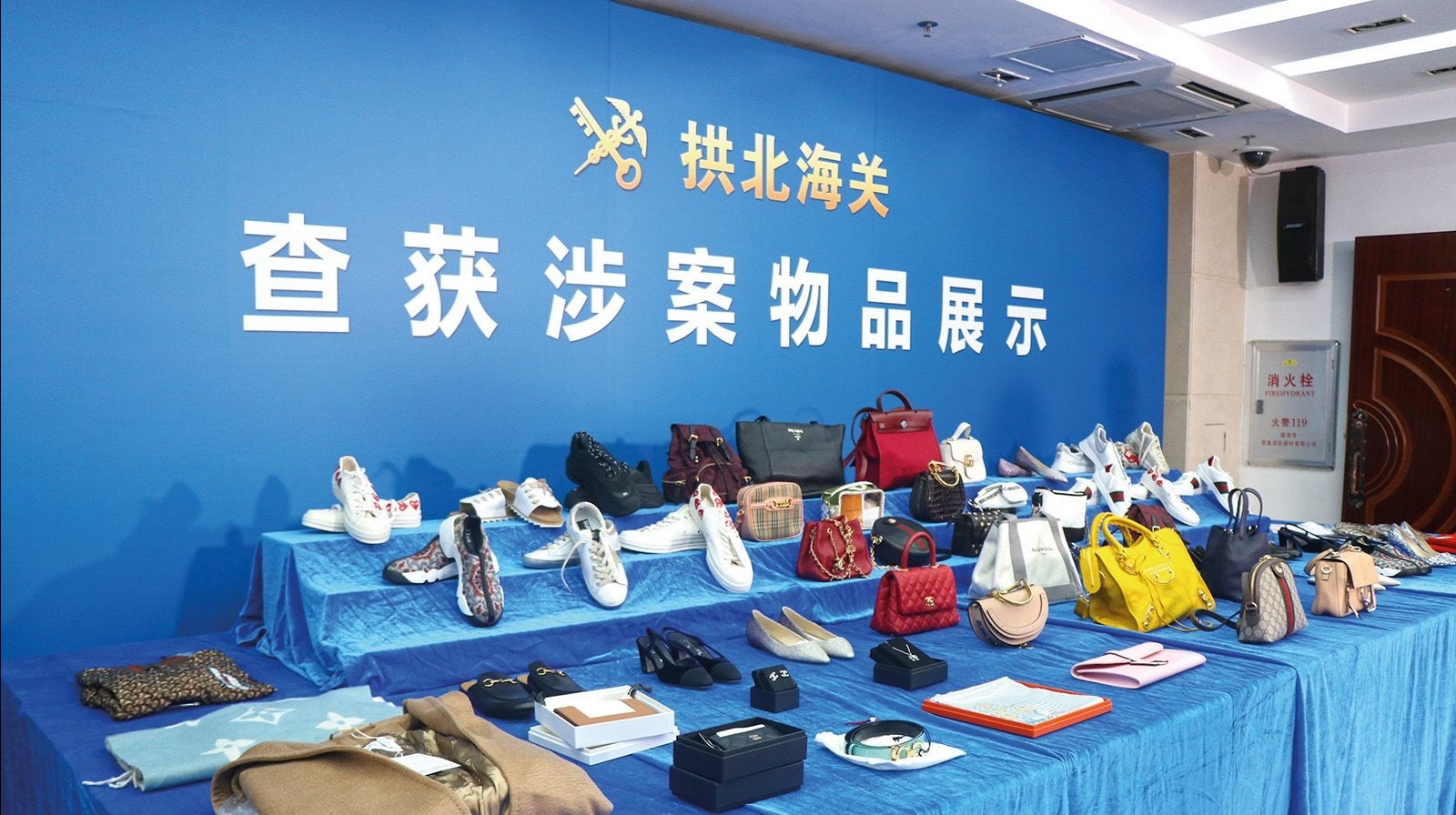 Gongbei Customs busts luxury goods smuggling gang