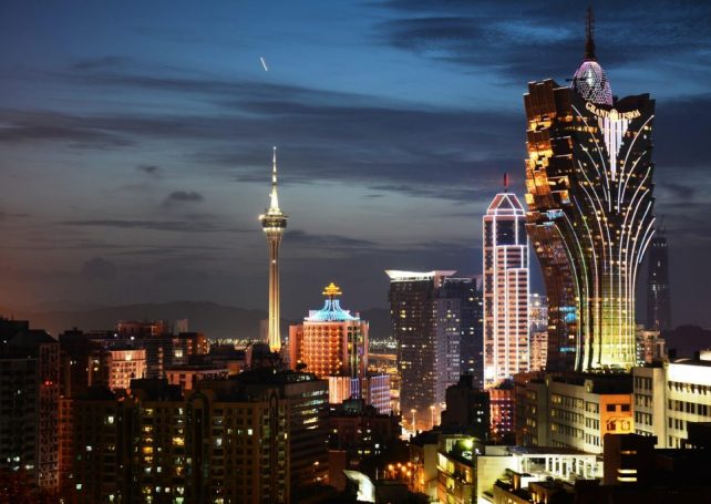 Regulator lowers discount window rate to 2.5%