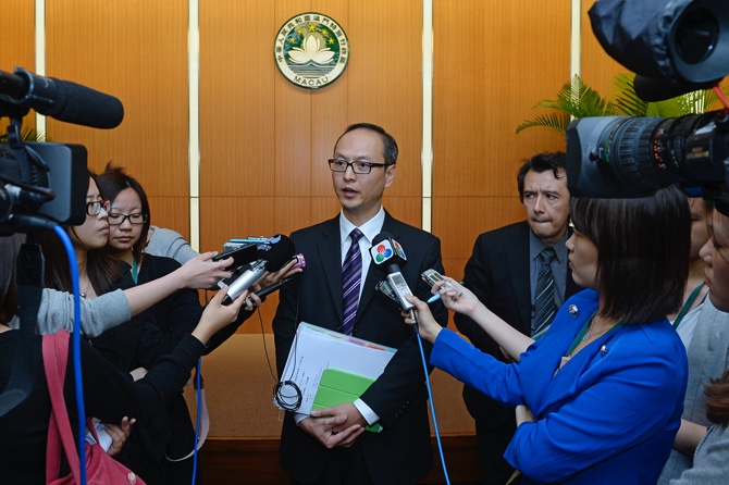 Higher education chief urges Macau students in HK to stay away from violence