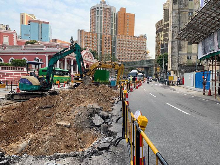 Av. Praia Grande near S. Francisco Garden closed for roadworks from today