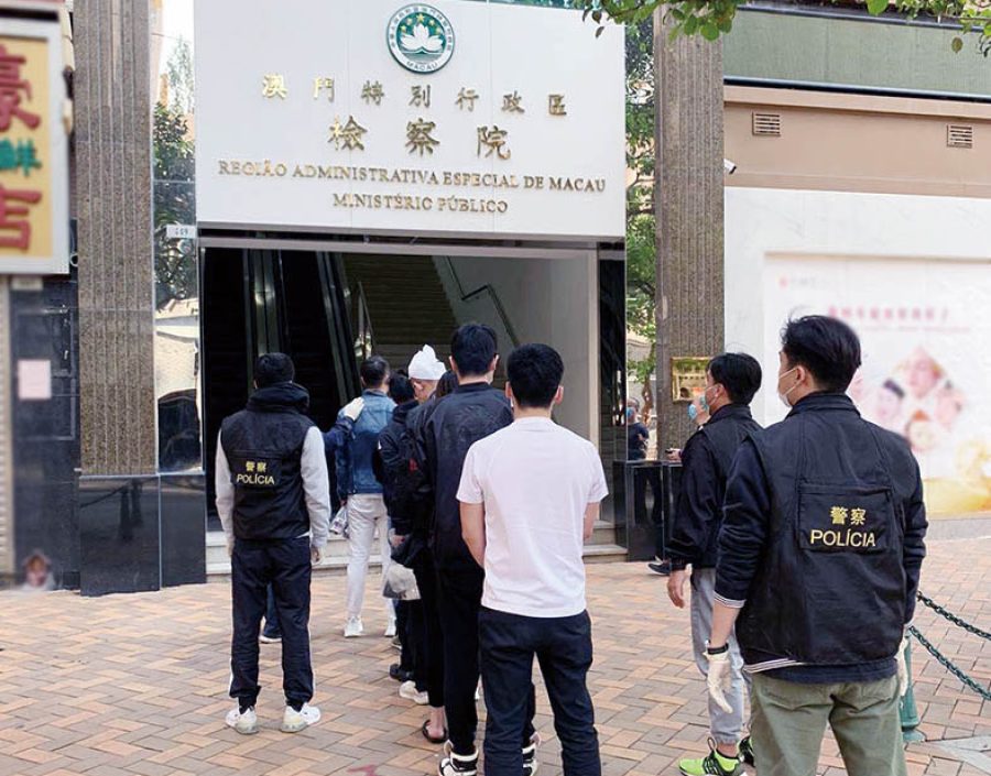 8 nabbed in people-smuggling case