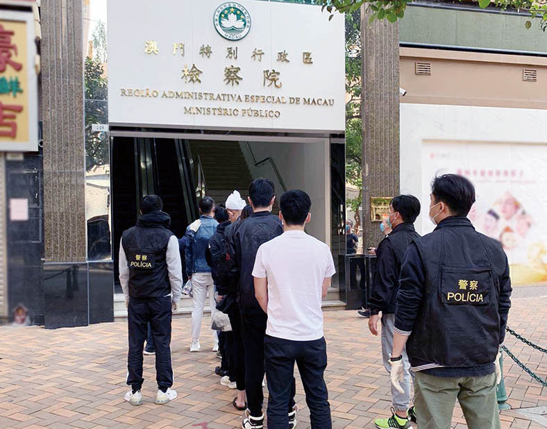 8 nabbed in people-smuggling case