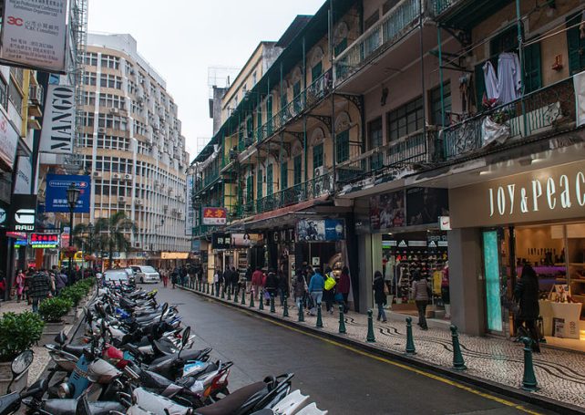 Retail sales drop 45% in Q1