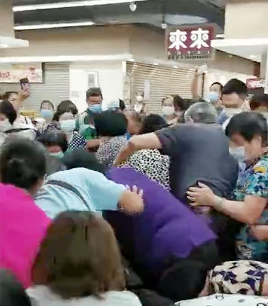 Chaos at supermarket as shoppers fight over cooking oil