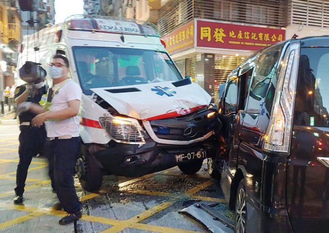 Ambulance carrying pregnant woman crashes with 7-seater carrier