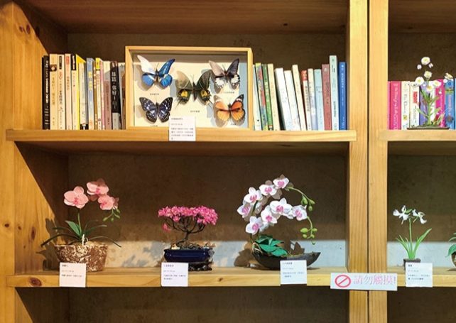 Local artist shows straw art creations at Café Voyage