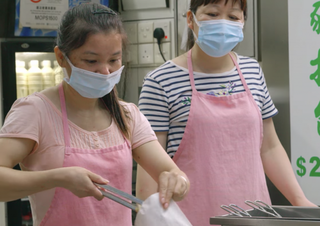 All retail, restaurant staff required to wear facemasks