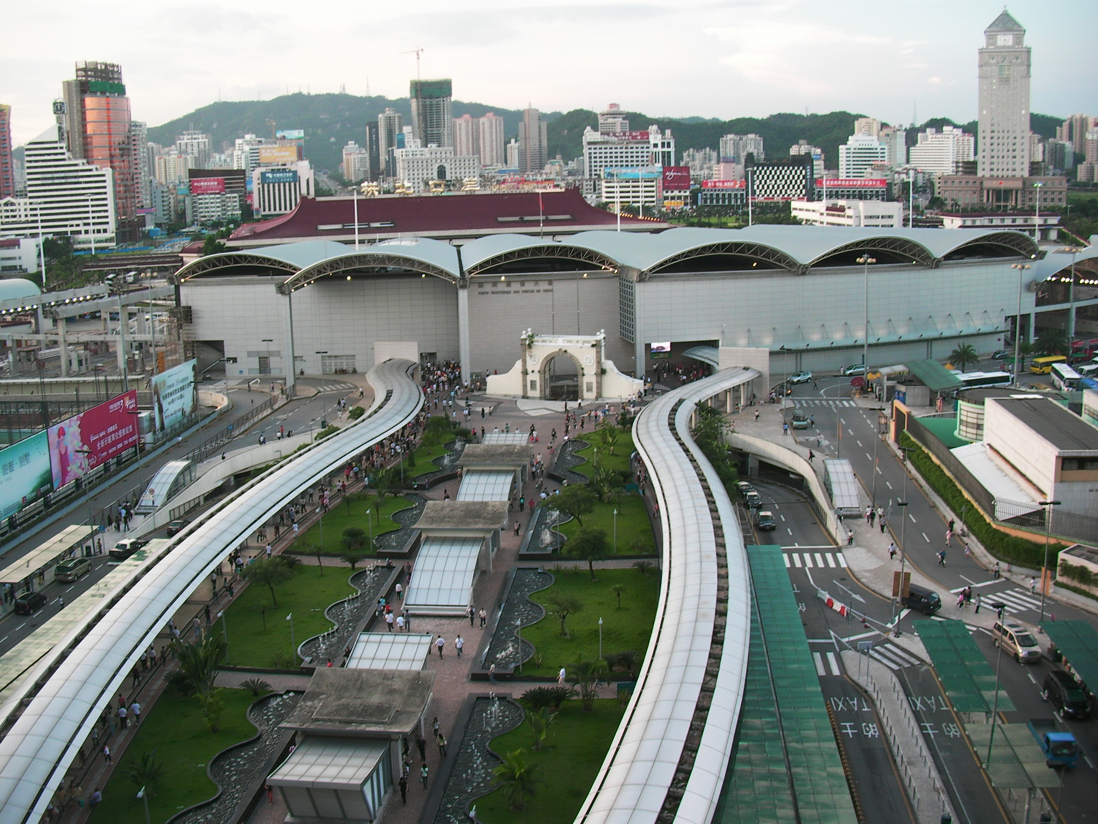Parallel traders use cross-border pupils to smuggle goods