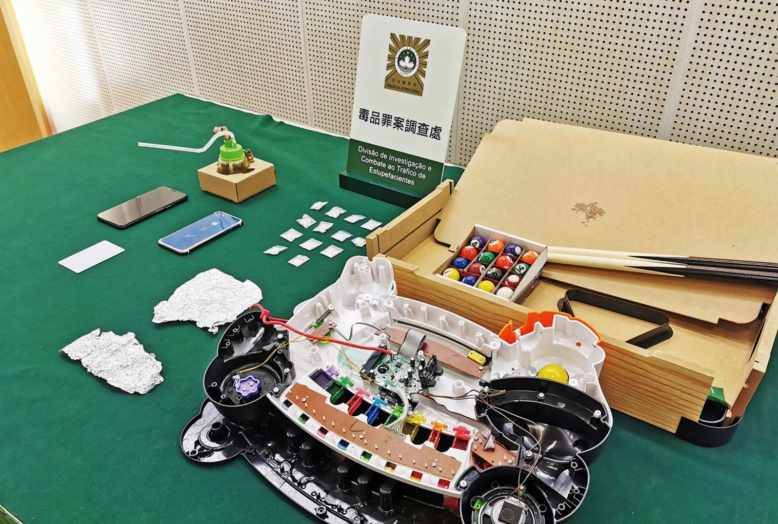 Ice hidden in toys sent by express mail to Macao