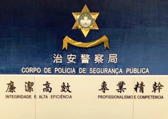 Man with theft record steals 5 bottles of wine