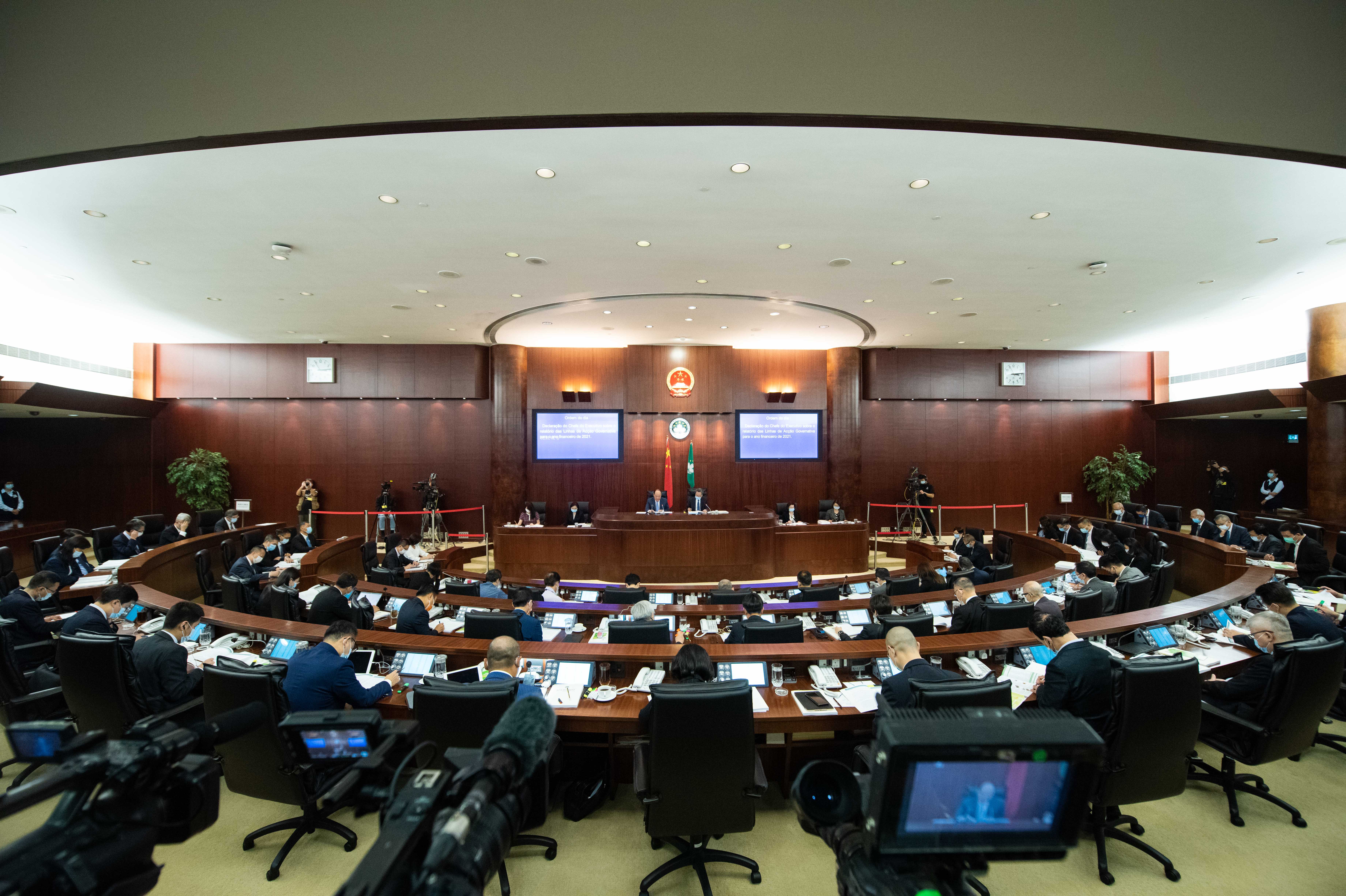 CE says Macao would need sandwich class housing