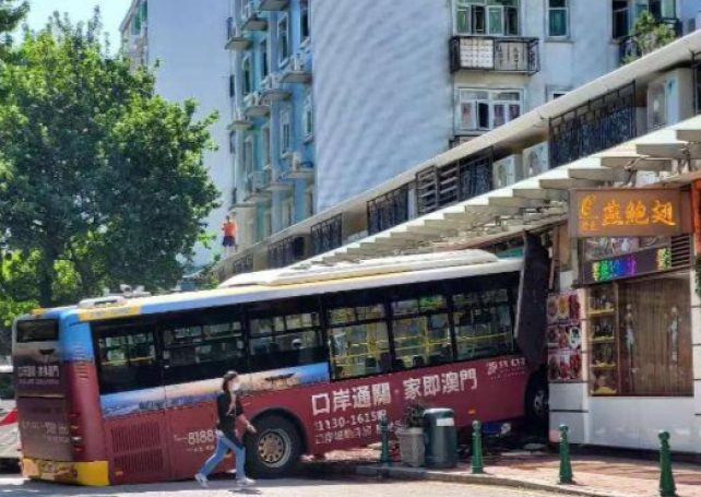 Bus crashes into restaurant, injuring 7 (Update)