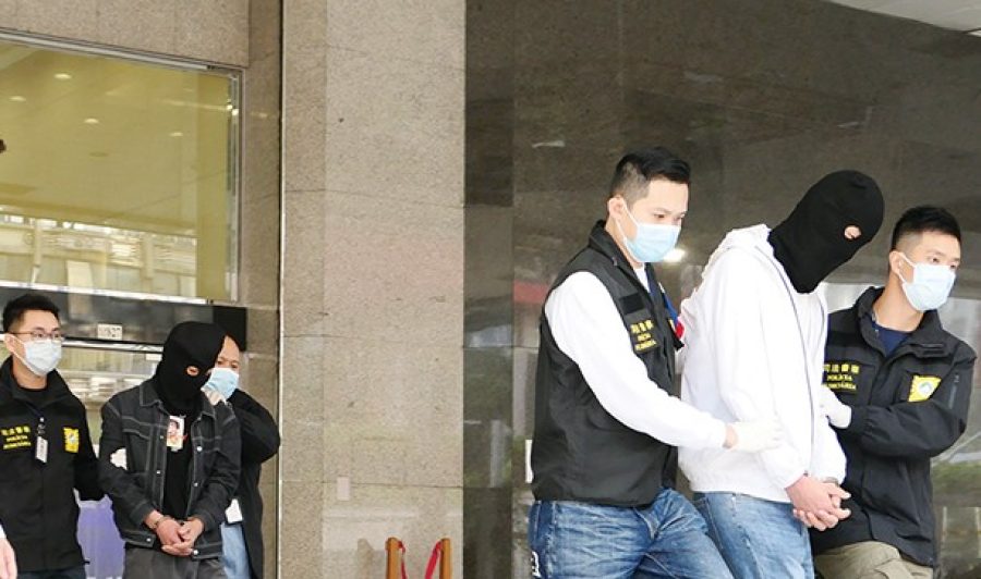 3 currency exchange criminals attack & rob scammer