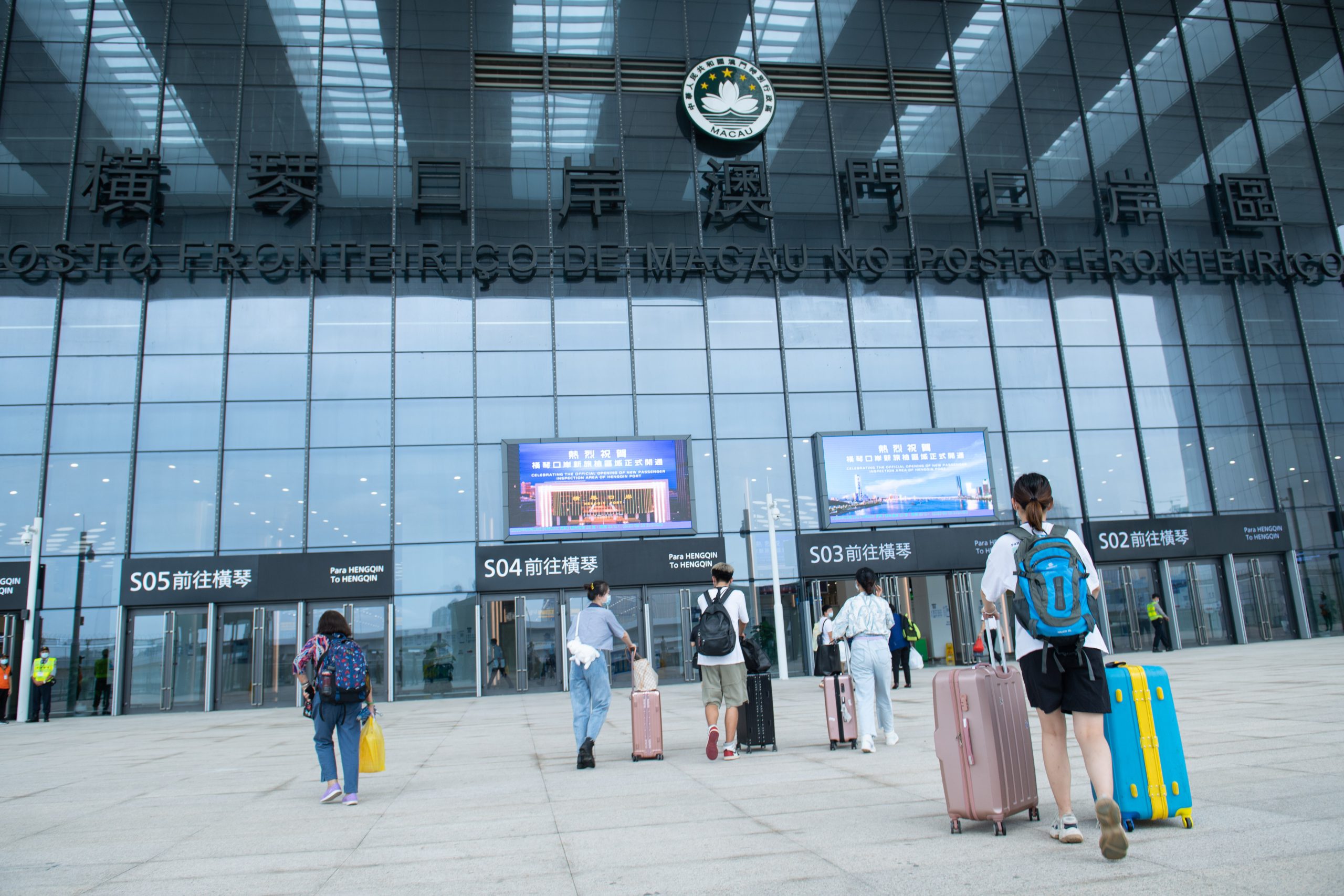 Mainland opens the door to foreign residents once more