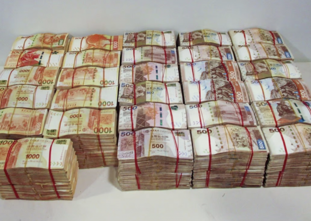 Customs officers swoop on HK$170 million cross-bridge money launderers