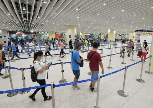 New Qingmao pedestrian checkpoint runs smoothly on opening day