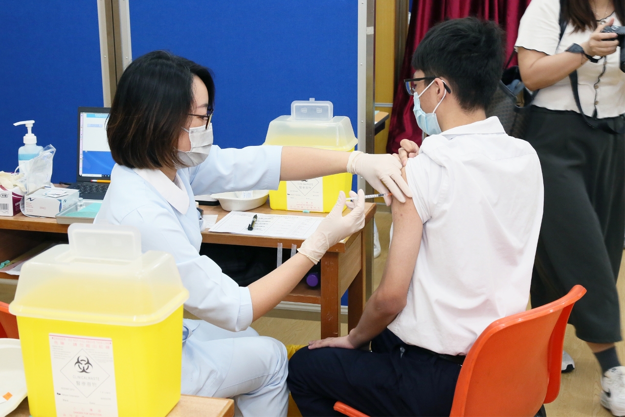 Health Bureau chief meets National Health Commission experts in Beijing