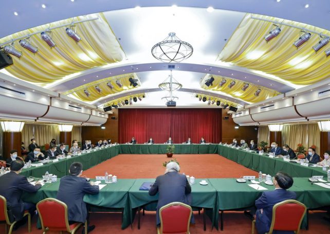 Chief Executive Ho Iat Seng discusses budget with CPPCC members