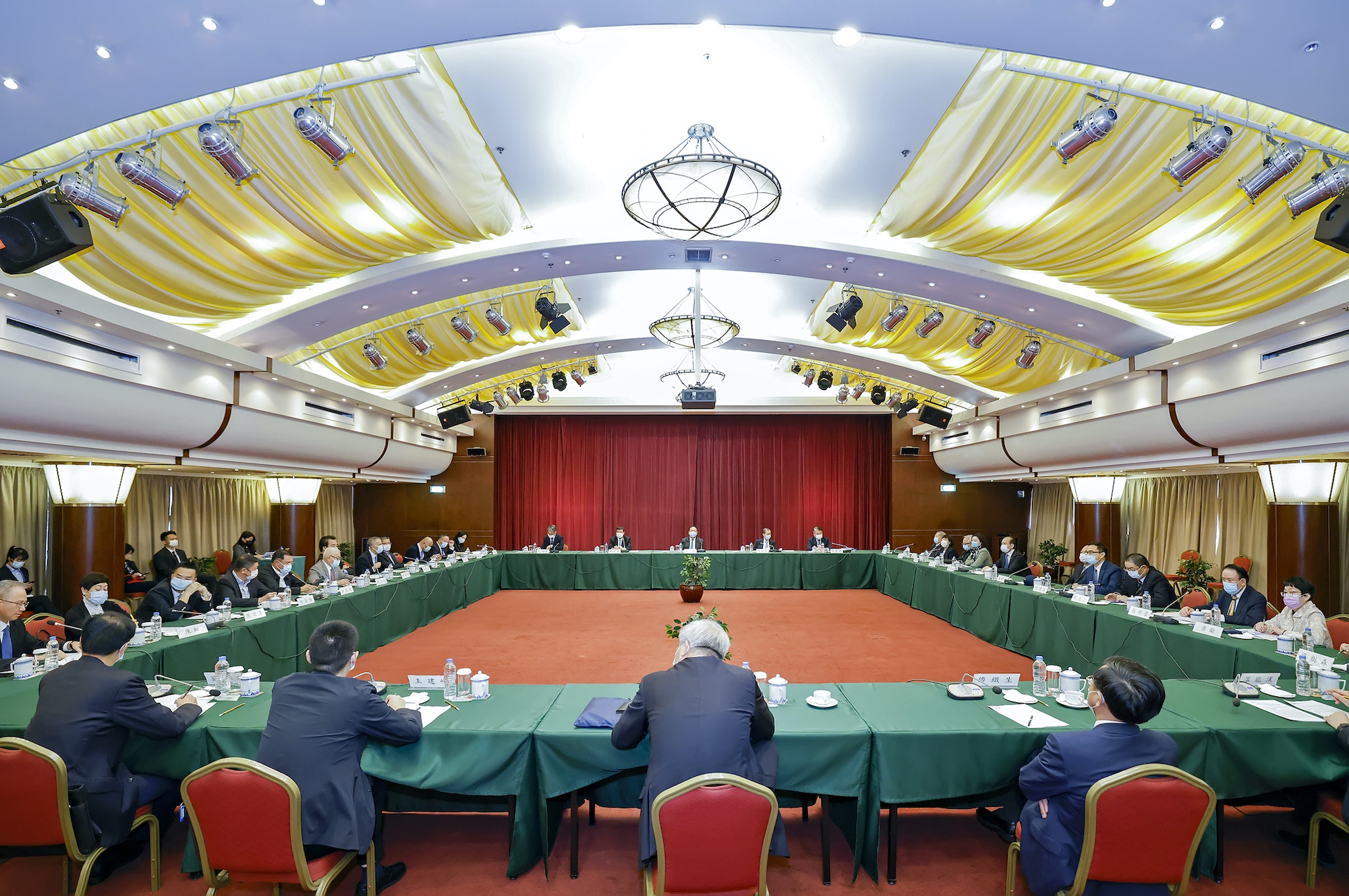 Chief Executive Ho Iat Seng discusses budget with CPPCC members