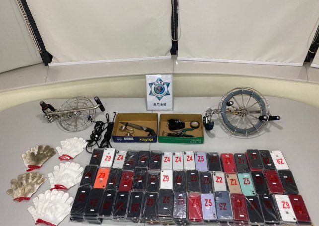 Customs officers pounce on mainland Chinese mobile phone zipline gang