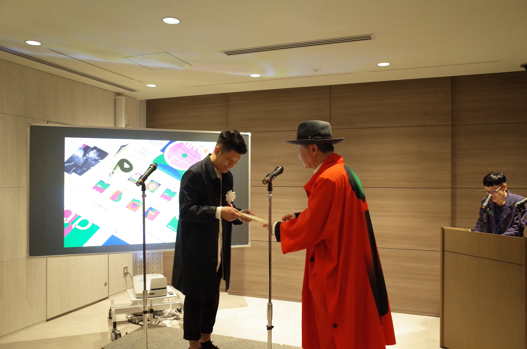 Au awarded with the Tokyo TDC prize