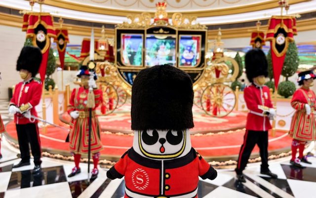 ‘Queen’s Guard’ Soda Panda plush toy ‘Queen’s Guard’ Soda Panda plush toy