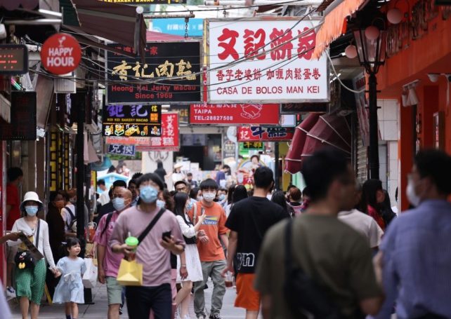 Chief Executive examines ways to increase foreign and mainland Chinese visitors to Macao