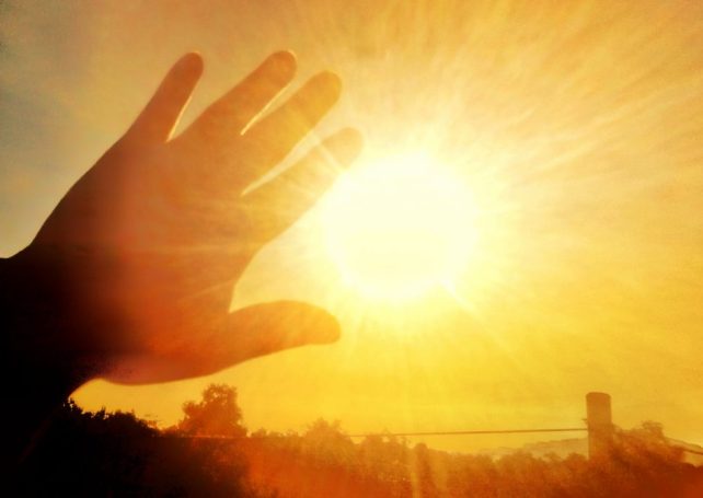 Hot weather lands mainland Chinese male in hot water