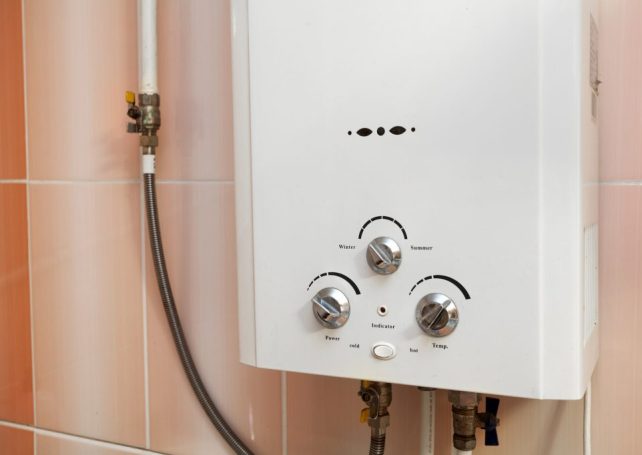 Gas leak kills three people in a flat