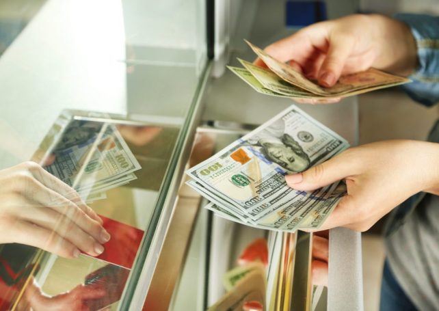 New bill proposes MOP 50,000 fine for currency exchange staff who fail to retain fake bills