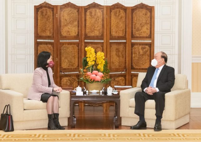 Hong Kong Executive Council convenor wants stronger cooperation with Macao