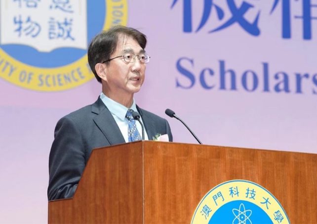 University head calls on graduates to seize fresh opportunities